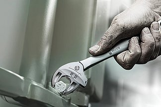 La clé à fourche auto-ajustable Joker 6004 s’ajuste à la taille nécessaire sans paliers automatiquement au contact des vis ou des écrous hexago-naux. L’utilisation des prismes dans la partie avant de la fourche permet un angle de reprise de seulement 30° pour travailler dans les espaces très ré-duits.